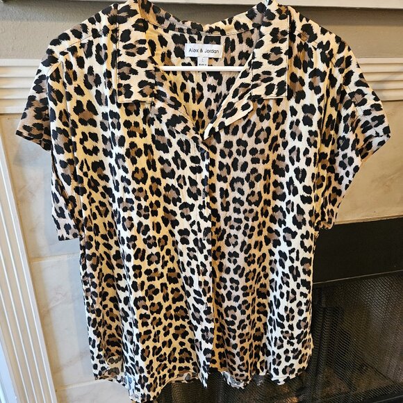 Women's Alex & Jordan Leopard Print Button Down Top - Picture 1 of 1
